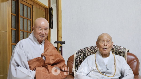 백수를 맞이한 전 조계종 원로의장 도원 스님(왼쪽)과 전 동국대 이사장 법산 스님(왼쪽)