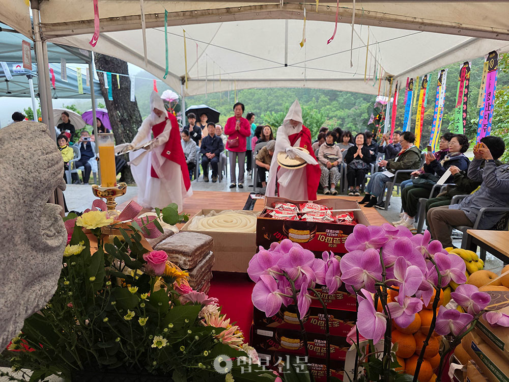 점안식에 이어 산신대재를 봉행하며 불국토 건설의 서원을 다졌다.
