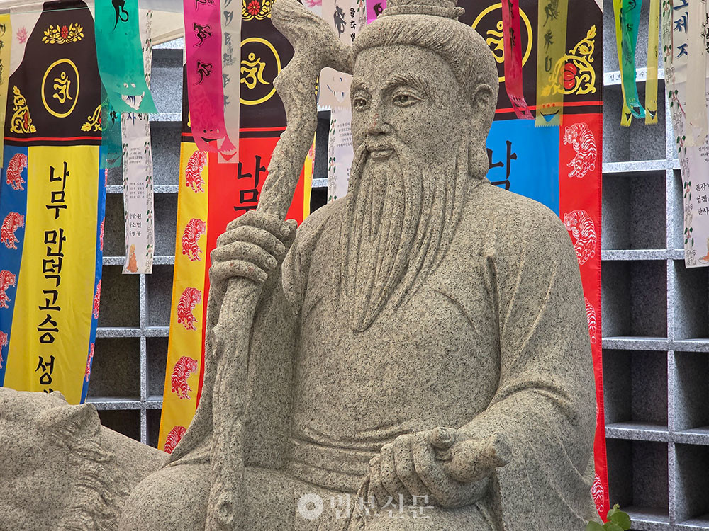 삼성각 옆에 조성된 산신상.