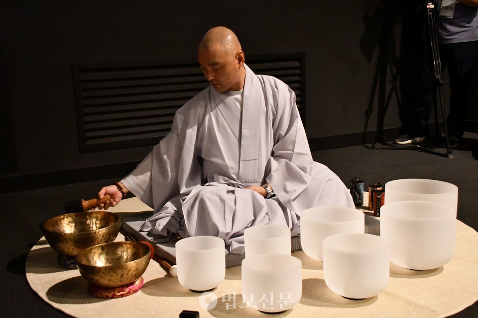 ���忡 ���� ���� ������ ũ����Ż ���׺� �Ҹ��� ���� ���� �︲�� �־���.&nbsp;