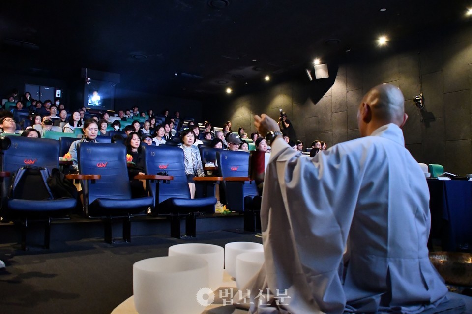 ���ý����� ��ȸ ������ 108���� ��û�� ������忡��, �����ڵ��� ���� ������ ���׺� �Ҹ��� ���� ������ �����ϰ� �ִ�.