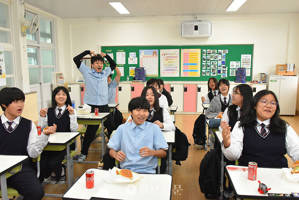 천은사는 이날 학생들에게 햄버거와 음료 간식도 선물로 전달했다.