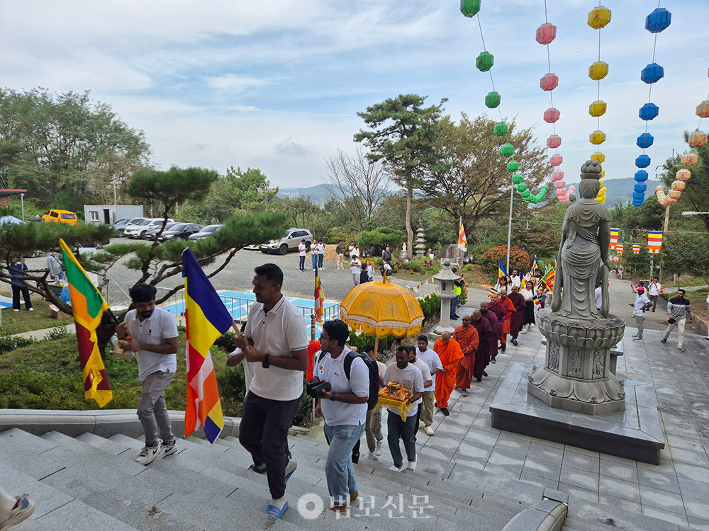 �������츮���� ���ѹ����� ���Ͻ�����ī ����ȸ�� �Բ� ��īƼ�� �����Ӵ�(KATINNA MAHAHA)�� ��ȸ�� �����ߴ�. ��ȸ�� ������ī ���� 100�� ���� �����ߴ�.