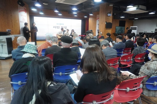 �������Ʒ�(ȸ�� �ָ���)��&nbsp;10�� 21�� ������κ������� TOP���������忡�� 20�ֳ� ������ ���������Ʒ� ������, û��Ǿ� �뷡�ϴ١��� �����ߴ�. [�������Ʒ�]