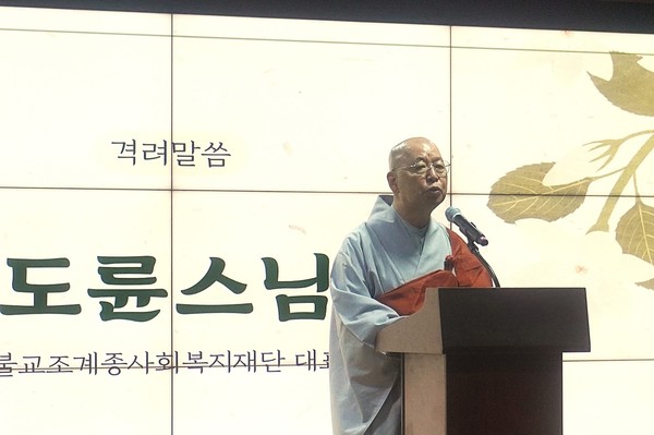 ��������ȸ������� ��ǥ�̻�&nbsp;���� ������ ���������Ʒ��� ��� ���ڵ��� 20�Ⱓ ����� ��ȭ���� Ȱ���� ������ �̾� ���鼭 �ұ��� ����� ������ ����� ���嵹 ������ �ߴ١��� ����ֿ� ������� ���� �Ѿ� ���θ� �����ϰ� �����ϴ� �ں��� ����ü�� ���� ���� �а� �����ϱ� �ٶ��١��� ���ߴ�. [�������Ʒ�]