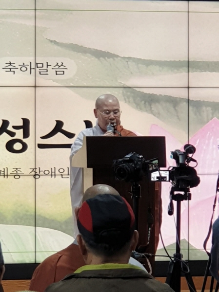 ������ ������������� �ؼ�&nbsp;������ ���������Ʒ��� ��� �ν� ������ ��ȭ���� ���� Ȱ��ȭ, ���� ��ȭ ���������� ū �⿩�� �ؿԴ١��� ��ȸ������ �������� 20��, �� �ʸӸ� ���� �� ���� �ø� ���� �뷡�ϸ鼭 �ں�� ������ ǰ�� ����Ѵ١��� ���ߴ�. [�������Ʒ�]