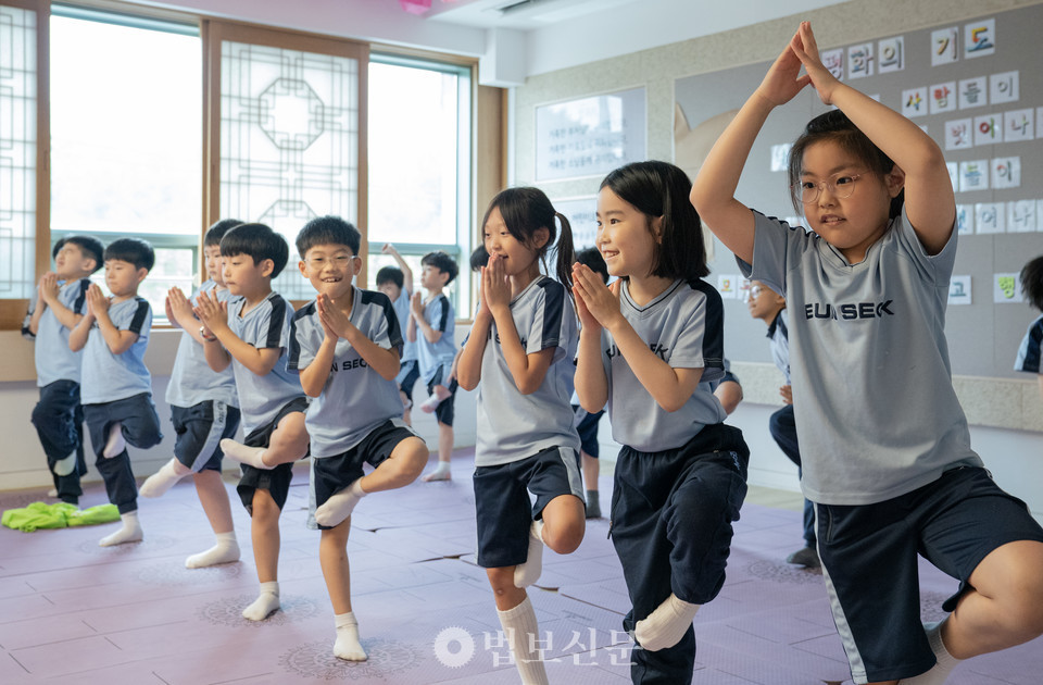 �̹� ���α׷��� ���ơ��Ƶ� �ߴ� ������ �ݿ��� ������ ���󿡸� ġ��ġ�� �ʰ�, �뷡 ����, �ٸ� �ڼ� ����, ȣ�� ����, �䰡 ���� �� �������������� �������� ������ �Ƶ��� �����̿� ���� ���� ���� �������� ������.[������ ȫ����]