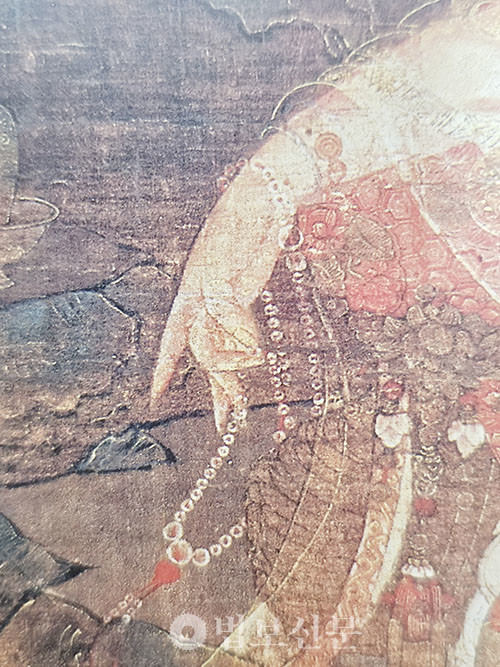 태경 스님은 책에서 고려 불화 속 관음보살을 통해 불교미술이 염주를 어떻게 신앙적 상징으로 숭화시켰는지 보여줬다.