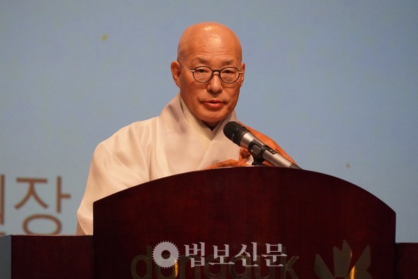 �ѹ����� ���� ������ ġ�翡�� ��������� �������� ��ó�� ����ħ�� ������ �ϻ󿡼� ��� �� ���� ������ �����ϴ� �������� ���������̶�� ���� �� �� ���� ������ �� ��ó�� ���� �� �ô뿡 �ٽ� ���� �������� �����̾��١��� ȣ���ߴ�.