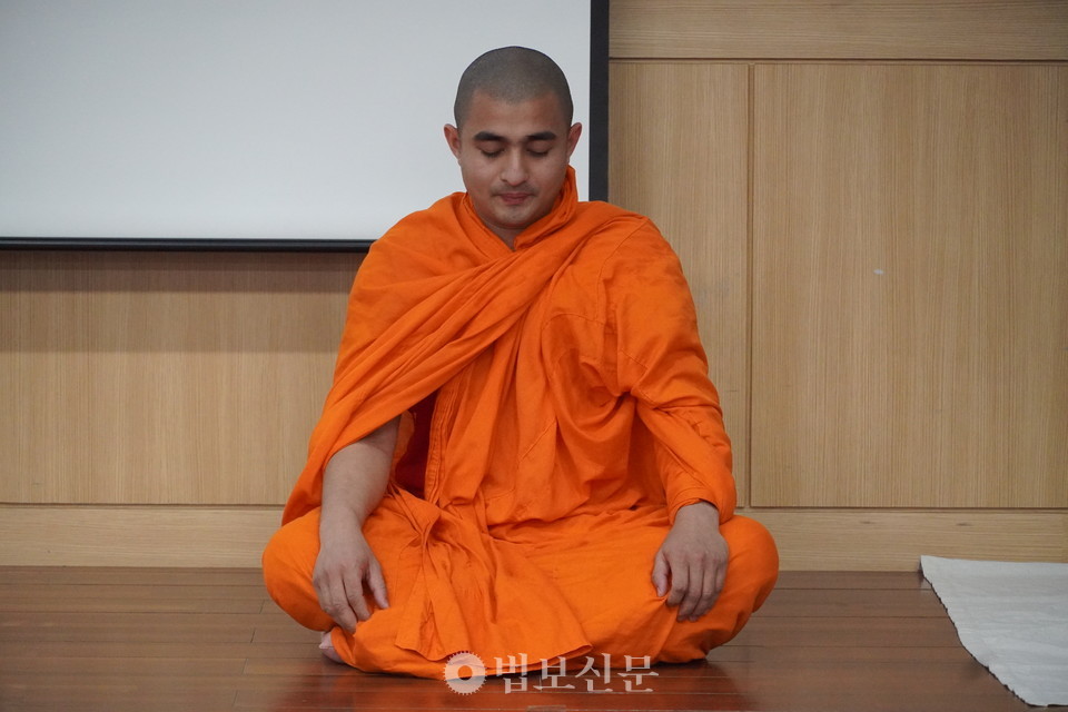 ��۶󵥽� ��� ������ī ������ ���ھְ桯�� �������� �� �ھָ����� �����̰� �ִ�.