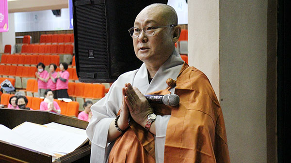 울산 법륜사 주지 남수 스님이 “나의 주변을 먼저 둘러보는 법보시”를 제안했다.