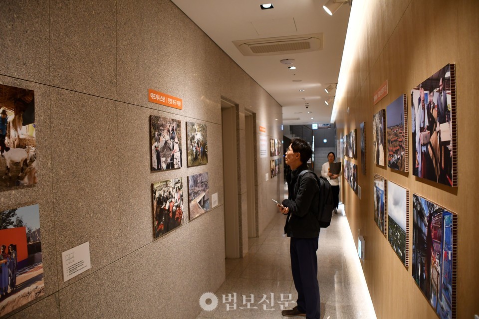참가자가 JTS 국제구호활동 사진전을 보고 있다. 