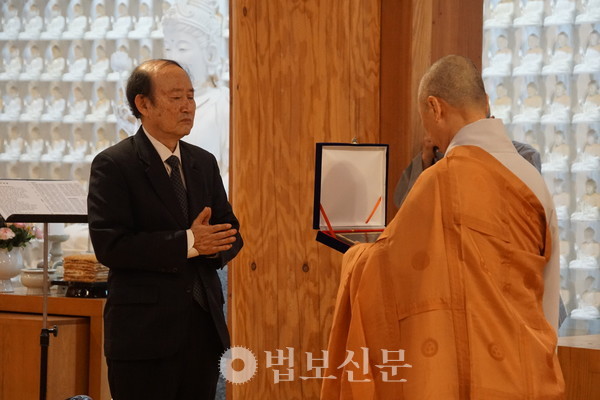 김광식 동국대 교수가 전등사 주지 여암 스님으로부터 감사패를 받았다.