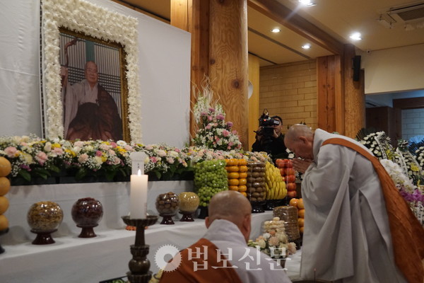 조계종 원로의원이자 제산문도회 대표인 법등 스님이 서운 스님의 영전에 헌화한 뒤 합장 반배로 예를 표했다.