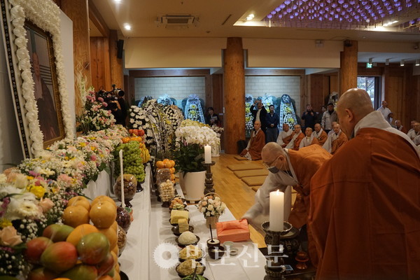 전등사 회주 장윤 스님이 서운 스님의 영전에 문집을 봉정했다.