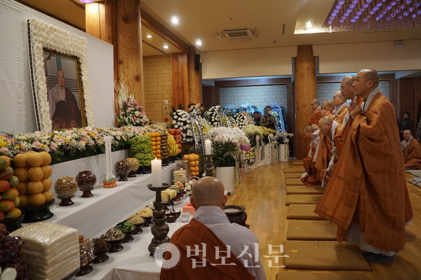 중앙종회의장 주경 스님을 비롯해 태진, 선광, 정운, 일화, 오심, 시공, 법해, 재안 스님 등 중앙종회의원들이 헌다를 마친 후 예를 표했다.