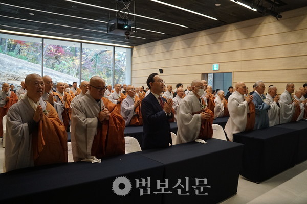 역사문화교육관 내에서 봉행된 ‘준공 기원법회’.