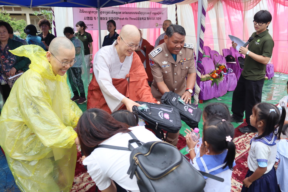 만수사는 프레야꼬트마이초등학교 전교생에게 교복, 학용품 세트 및 가방을 전달하며 학생들과 소통하는 시간을 가졌다.[로터스월드]