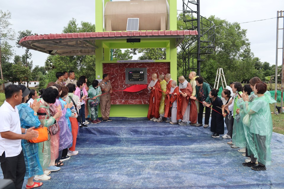 만수사가 캄보디아 시엠립주 앙코르톰군 프레야꼬트마이초등학교에 맑은물 정수시설을 기증했다.[로터스월드]