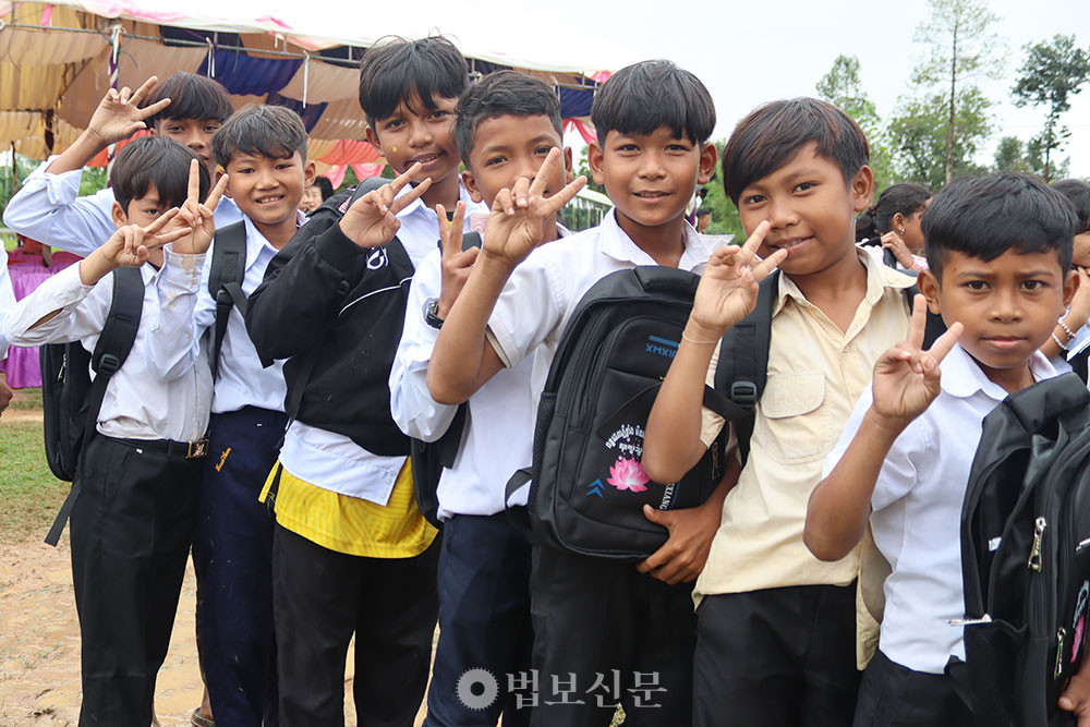 캄보디아 아이들에게 깨끗한 물과 건강한 환경, 안전한 교육 기회를 제공하는 것은 미래 캄보디아 사회를 더 안전하고 평화로운 국가로 만드는 씨앗이 된다. [로터스월드 제공]