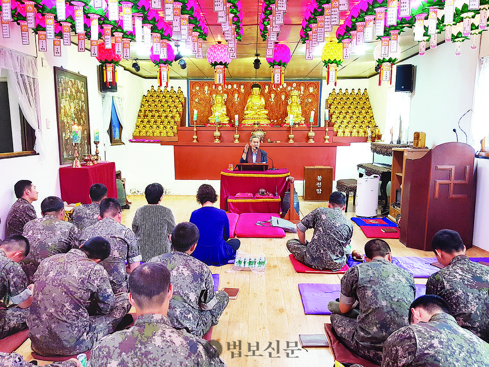 그는 5포병여단 군법당에서의 신행을 통해 삶의 활력을 얻고 있다고 말한다.