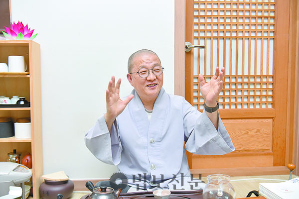 중현 스님이 ‘불교란 무엇인가’란 물음에 삶의 언어로 답한 내용을 책으로 엮었다.