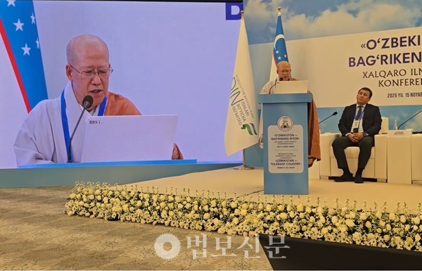 중앙승가대 기획실장 지우 스님이 11월 15일 우즈베키스탄 타슈켄트에서 열린 ‘우즈베키스탄-관용의 나라’ 국제 학술실무회의에서 ‘세계 종교인들이 가져야 할 관용의 정신’을 주제로 발표하고 있다. 우즈베키스탄 종교위원회가 주최한 이번 회의에는 각국의 종교 지도자들이 참석했다.