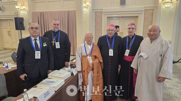 캡션: 지우 스님이 우즈베키스탄 종교 관용 국제회의 참석 종교 지도자들과 기념촬영을 하고 있다.