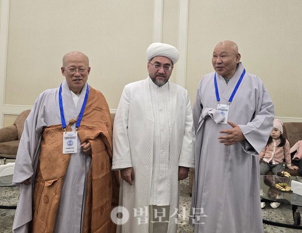 우즈베키스탄의 이슬람지도자와 우즈베키스탄 자은사의 조주 스님(오른쪽). 조주 스님은 우즈베키스탄 대통령 종교위원회 불교자문위원을 맡고 있다.