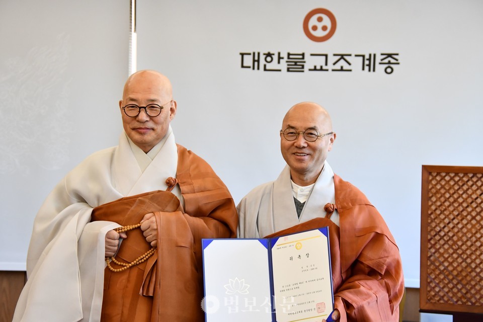 총무원장 진우 스님과 중앙승가대 교수 금강 스님