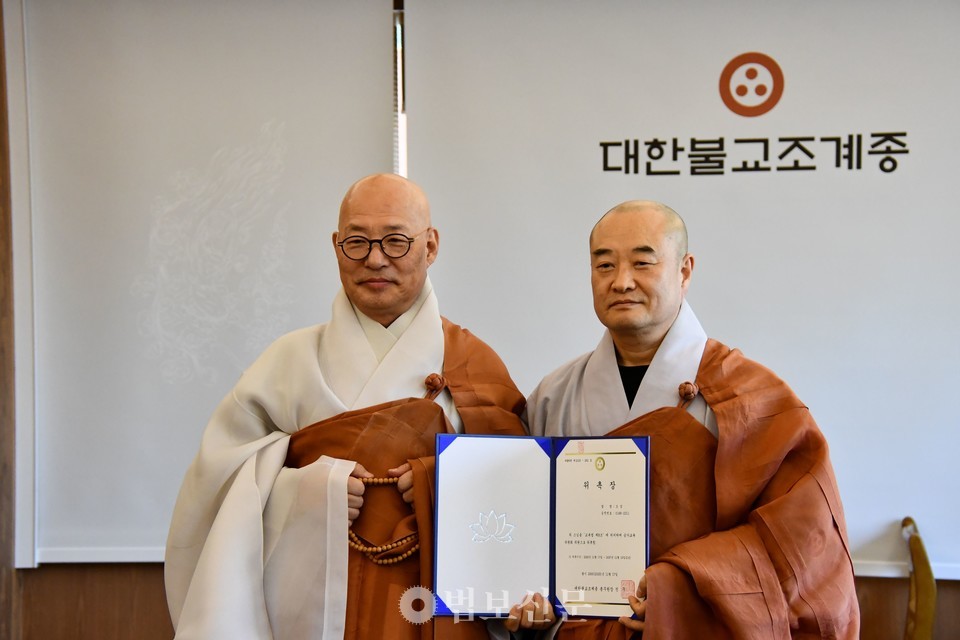 진우 스님과 중앙종회 교육분과위원장 도성 스님