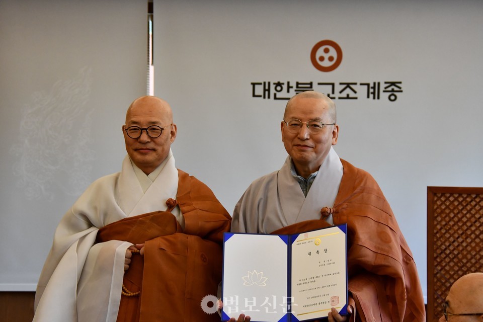 진우 스님과 동국대 교수 정덕 스님