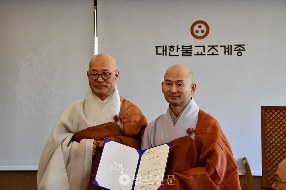 진우 스님과 통도사승가대학장 인해 스님