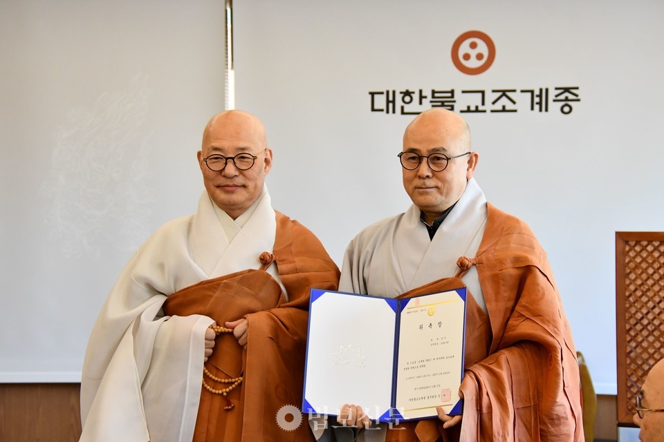 진우 스님과 송광사승가대학장 연각 스님