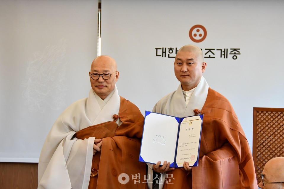 진우 스님과 수계교육 운영위원 지성 스님
