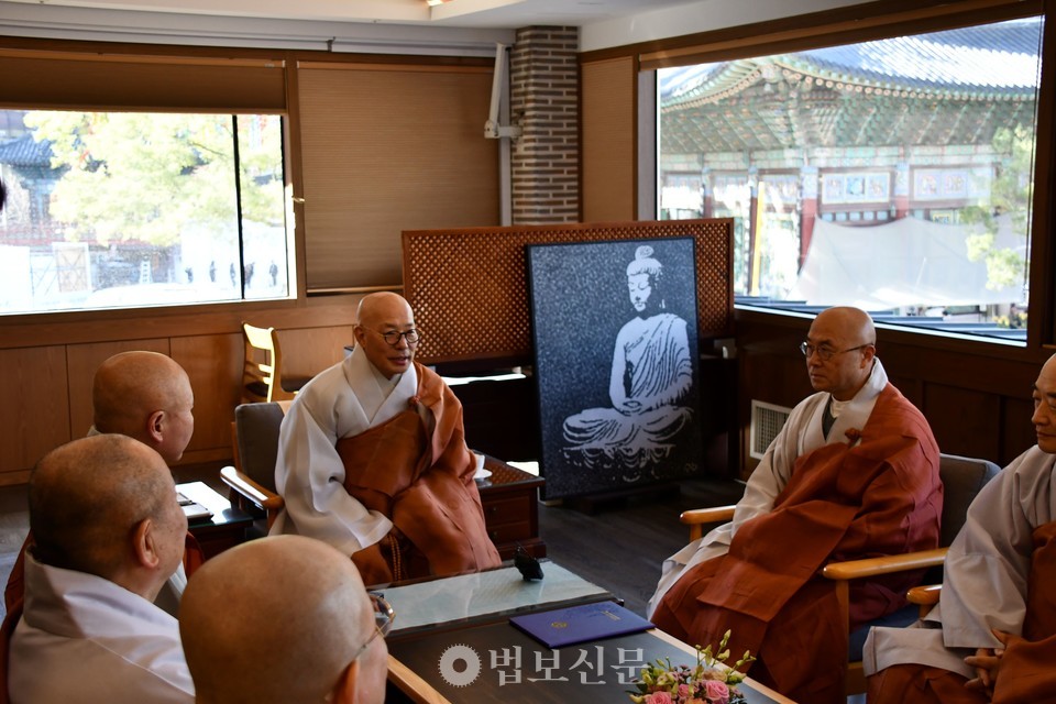 총무원장 진우 스님은 “승가교육은 불교 미래를 위한 종자, 씨앗과도 같은 의미를 갖고 있다”며 “백년대계를 위해서 승가교육의 혁신은 매우 중요한 문제이기 때문에 교육위원들께서 막중한 책임감과 자긍심을 가지고 활동해달라”고 당부했다.