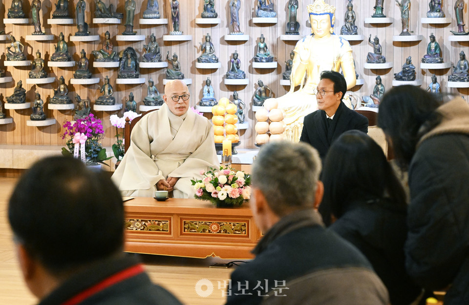 조계종 총무원장 진우 스님이 산재·단속·현장 사고로 희생된 노동자들을 추모하는 위령재에 앞서 11월 18일 조계사 관음전에서 국무총리 김민석 총리와 유가족, 관계 기관장 등이 참석한 가운데 사전 차담을 진행했다. 사진=공동취재단