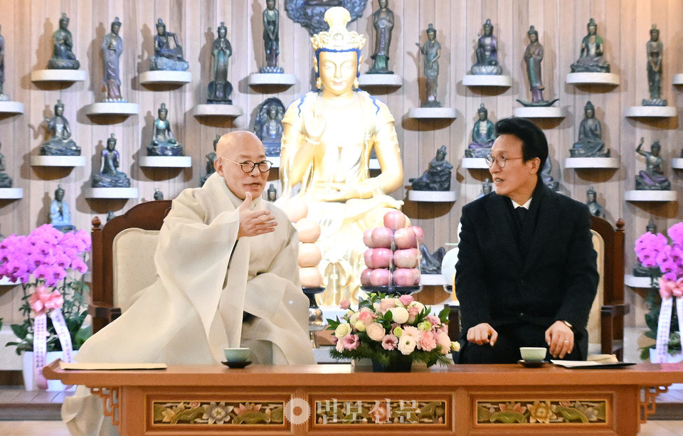조계종 총무원장 진우 스님이 산재·단속·현장 사고로 희생된 노동자들을 추모하는 위령재에 앞서 11월 18일 조계사 관음전에서 국무총리 김민석 총리와 유가족, 관계 기관장 등이 참석한 가운데 사전 차담을 진행했다. 사진=공동취재단