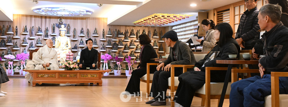 조계종 총무원장 진우 스님이 산재·단속·현장 사고로 희생된 노동자들을 추모하는 위령재에 앞서 11월 18일 조계사 관음전에서 국무총리 김민석 총리와 유가족, 관계 기관장 등이 참석한 가운데 사전 차담을 진행했다. 사진=공동취재단