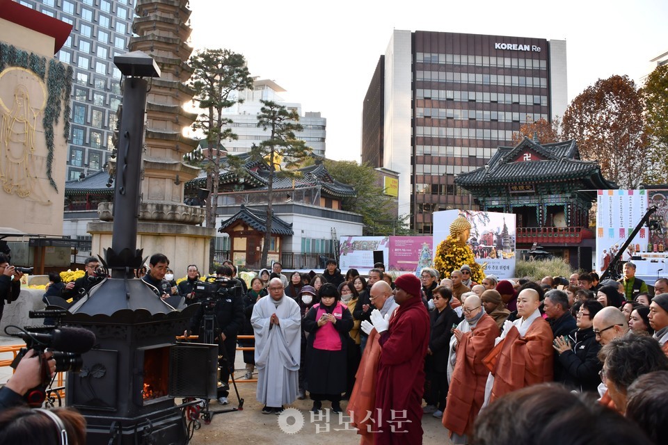 사홍서원으로 위령재를 마친 후 사회노동위원 스님들과 유가족들은 영가의 위패와 옷가지 등을 불로 태워 영혼을 보내는 소전의식을 행했다.