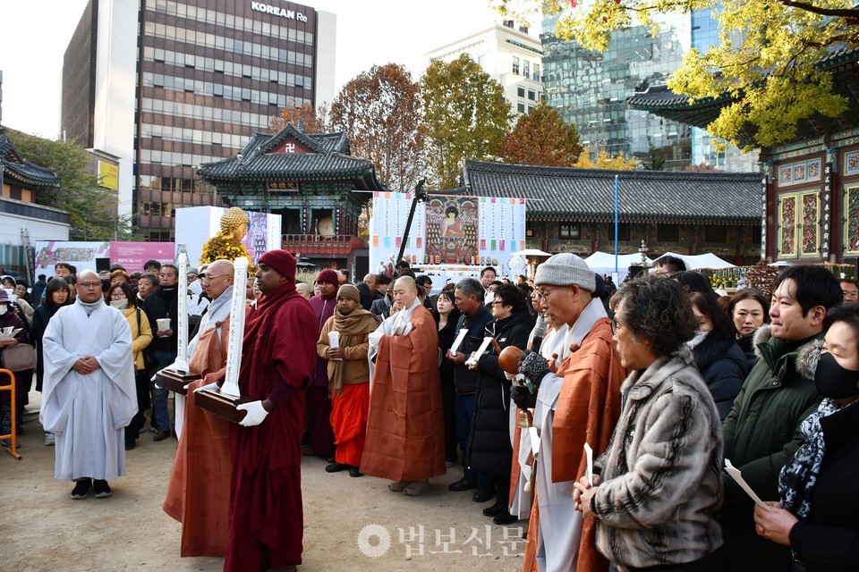 사홍서원으로 위령재를 마친 후 사회노동위원 스님들과 유가족들은 영가의 위패와 옷가지 등을 불로 태워 영혼을 보내는 소전의식을 행했다.