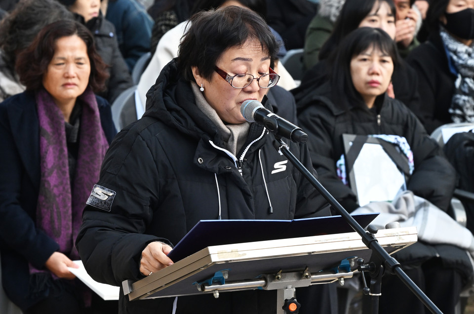 고 강태완 씨의 어머니 엥크자르칼 씨는 “산재, 사망, 폭발, 단속, 추락, 전복 사고가 반복되는 세상이 사라지고 가난하고 힘없는 사람들이 평화롭고 평온한 세상에 살아갈 수 있게 해주시길 바란다”고 발원했다.[공동취재단]