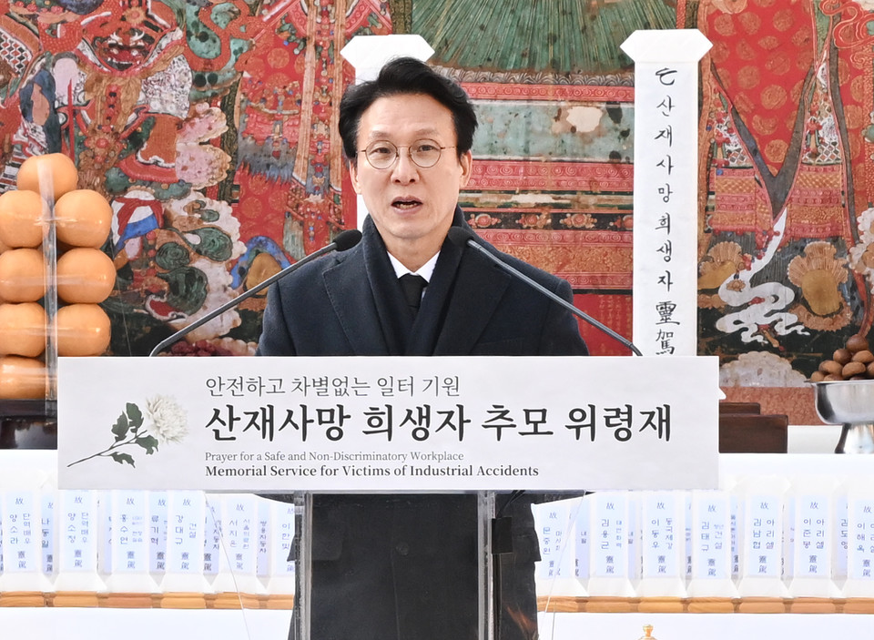 김민석 국무총리는 “정부는 산업재해 문제를 무겁게 받아들이고 지난 9월 발표한 노동안전 종합대책을 기반으로 안전한 일터를 만들기 위한 노력을 기울이고 있다”며 “더 이상 같은 아픔이 반복되지 않도록 산업 현장의 실질적인 변화를 이끌어내겠다”고 말했다.[공동취재단]