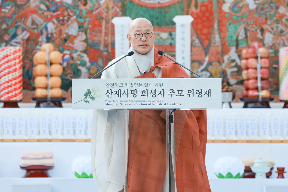 총무원장 진우 스님은 천도법문을 통해 “오늘의 추모는 우리 모두에게 보내는 일종의 경계의 목탁으로, 부처님께서 말씀하신 자비는 구조적 변화의 용기로 이어져야 한다”고 강조했다.[조계종]