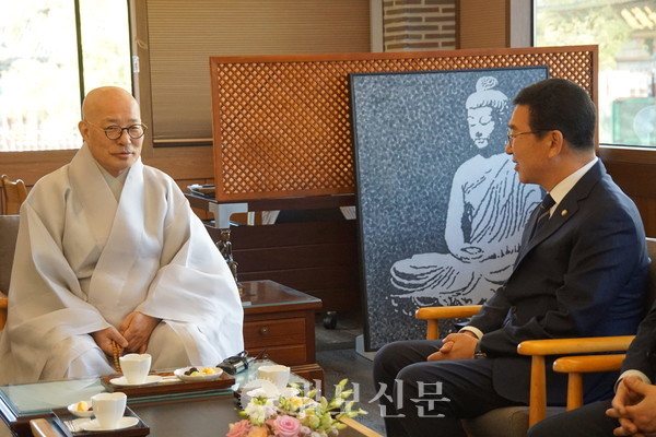 조계종 총무원장 진우 스님이 11월 19일 서울 조계사 템플스테이관 3층 담소에서 신정훈 국회 행정안전위원장의 예방을 받았다. 진우 스님은 이 자리에서 “지난 11월 18일 종단 차원에서 ‘산재사망 희생자 추모 위령재’를 봉행했다”며 “거듭되는 산업재해 사망을 막기 위해선 부드러운 정치가 필요하다”고 강조했다.