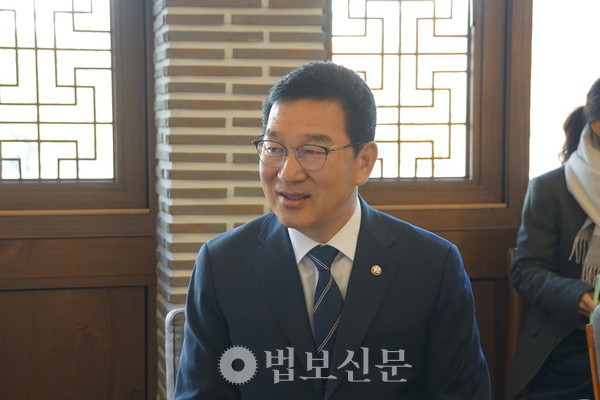 신정훈 행안위원장은 진우 스님에게 “스님 말씀처럼 산재 문제는 반드시 해결해야 할 중요 과제”라고 말했다.