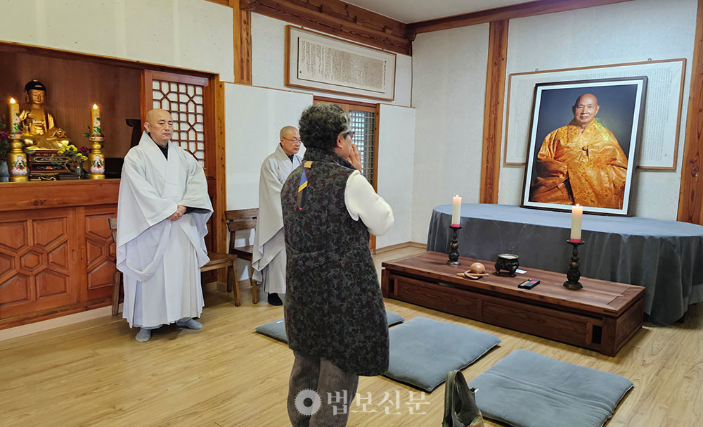 완주 송광사 약사전에 마련된 분향소. 