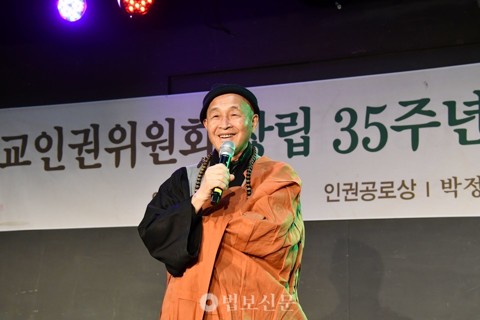 불교인권위원회 공동대표 진관 스님은 인사말을 통해 “이번에 선정된 두 분은 모두 군인으로써 정의를 지키기 위해 싸워 온 투철한 신념의 소유자들”이라고 말했다.