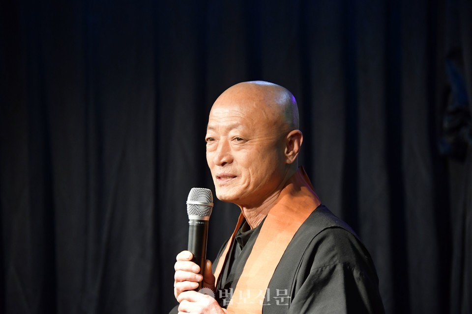 불교인권상선정위원회 위원장 명안 스님은 “미전향 장기수 안학섭 씨는 96세인 지금도 고향으로 돌아가겠다는 의지를 굽히지 않고 있는데, 이는 인간의 신념을 법으로 통제해서는 안 된다는 인류애를 보여주는 것”이라며 “국민의 의무를 수행하는 군인들과 국민들에게 신뢰와 희망이 된 박정훈 대령을 인권공로상 수상자로 특별 선정했다”고 선정 이유를 밝혔다.