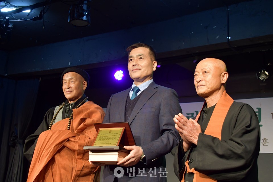 진관 스님과 명안 스님이 박정훈 대령에게 2025년 인권공로상을 수여했다. 